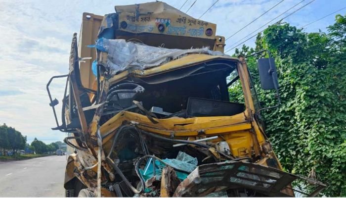 বীরগ‌ঞ্জে ট্রাক-মাই‌ক্রোবা‌সের মু‌খোমু‌খি সংঘর্ষে প্রাণ গেল ৩ ‌জনের
