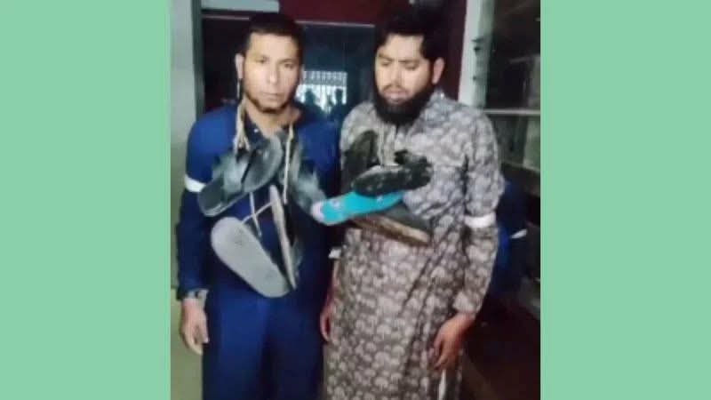 জামায়াত দুই নেতার গ’লা’য় জু’তা’র মালা দিলো স্থানীয়রা!