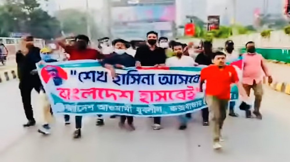 ‘শেখ হাসিনা আসবেই, বাংলাদেশ হাসবেই’ ব্যানারে যুবলীগের ঝটিকা মিছিল