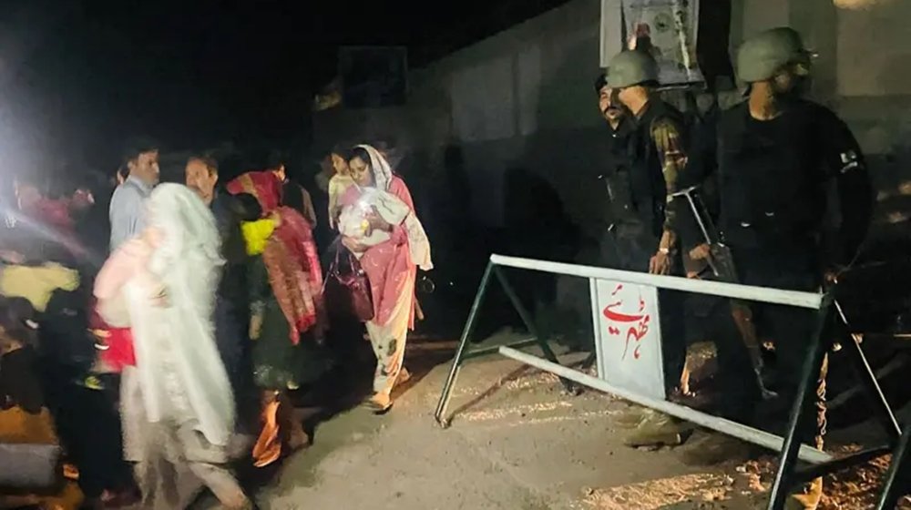 নিয়ন্ত্রণ রেখার দুই প্রান্তে আতঙ্কিত মানুষ: ঘরছাড়া বহু, কাঁদছে বাচ্চারা