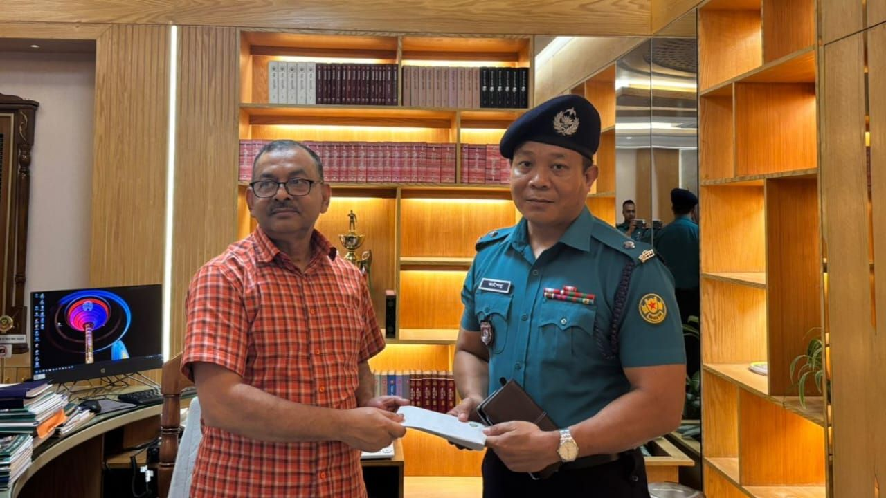 ধানমন্ডি থানার ওসিকে পুরস্কৃত করলেন ডিএমপি কমিশনার