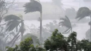 রাতে ঢাকাসহ যেসব অঞ্চলে ৮০ কিমি বেগে ঝড়ের আশঙ্কা