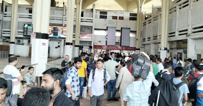 কমলাপুরে ঘরমুখো মানুষের উপচেপড়া ভিড়