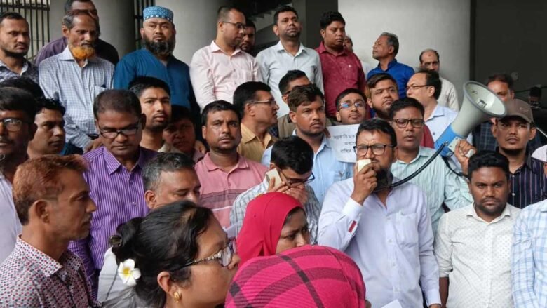 চাকরির অধ্যাদেশ বাতিলের দাবিতে সচিবালয়ে আজও কর্মচারীদের বিক্ষোভ