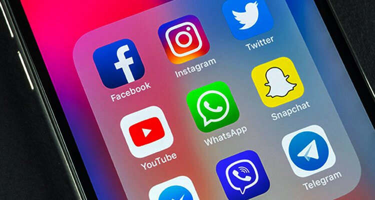 সোশ্যাল মিডিয়া নজর রাখছে আপনার ব্যক্তিগত জীবনেও