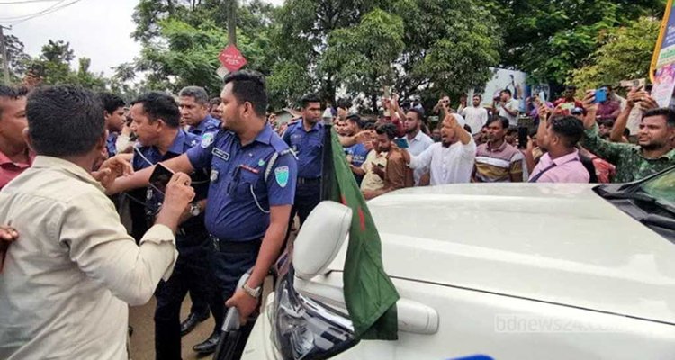 দুই উপদেষ্টার গাড়িবহর আটকে পাথর শ্রমিকদের বিক্ষোভ