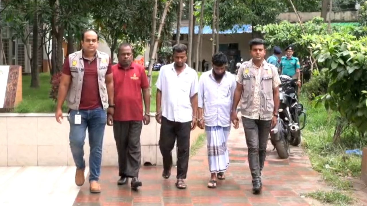 ঊর্ধ্বতন সরকারি কর্মকর্তা এবং শীর্ষ সন্ত্রাসী পরিচয়ে প্রতারণা, ৩ সদস্য গ্রেফতার