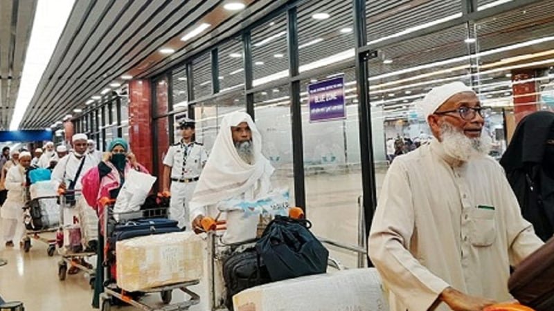 হজ পালন শেষে দেশে ফিরেছেন ৬৫ হাজার ৫৭৩ হাজি