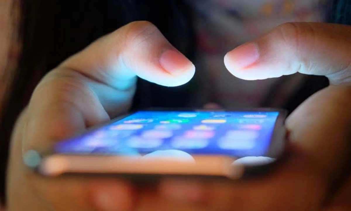 যে অ্যাপ লুকিয়ে আপনার ফোনের ছবি চুরি করছে