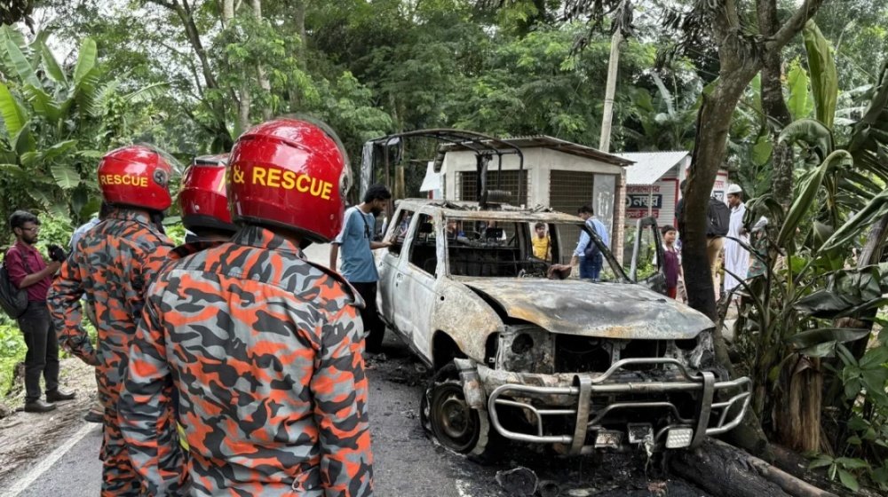 গোপালগঞ্জে পুলিশের গাড়িতে আগুন