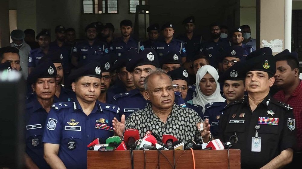 নদীর পাড়ে, জঙ্গলে ফেলে পুশইন গ্রহণযোগ্য নয়: স্বরাষ্ট্র উপদেষ্টা