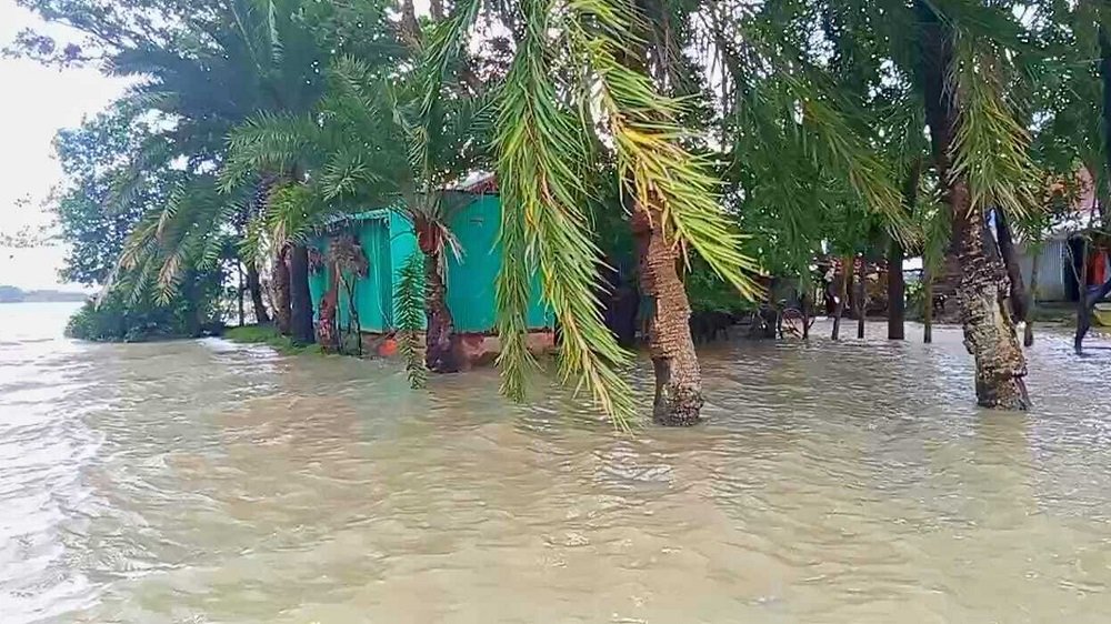 হাতিয়ায় অস্বাভাবিক জোয়ারে ৩ কিমি বেড়িবাঁধ ক্ষতিগ্রস্ত, প্লাবিত বিস্তীর্ণ জনপদ