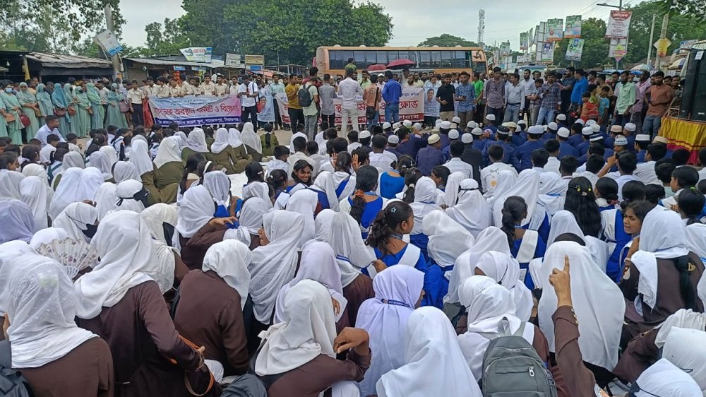 রবীন্দ্র বিশ্ববিদ্যালয়ের স্থায়ী ক্যাম্পাসের দাবিতে মহাসড়ক অবরোধ