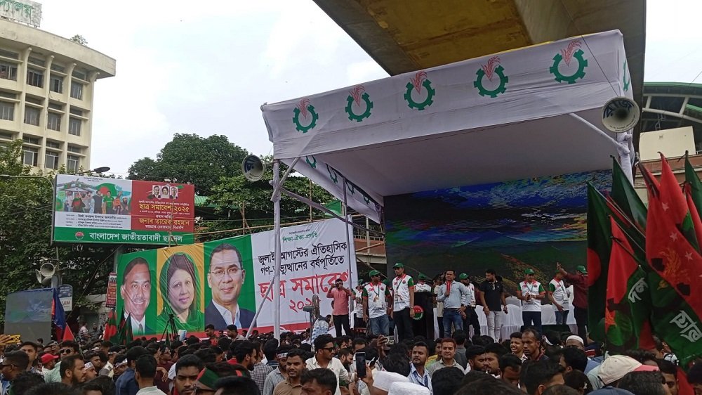 শাহবাগে ছাত্রদলের সমাবেশের মঞ্চ প্রস্তুত, জড়ো হচ্ছেন নেতাকর্মীরা
