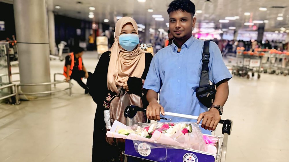 প্রেমের টানে মালয়েশিয়া থেকে জীবননগরে তরুণী