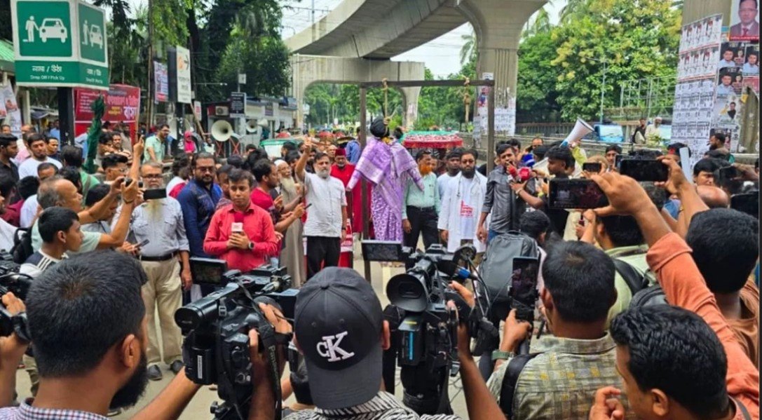জনতার আদালতে হাসিনার প্রতীকী ফাঁসি কার্যকর