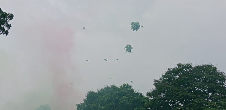 হেলিকপ্টারের আদলে বেলুন উড়িয়ে ‘হাসিনার পলায়ন’ মুহূর্ত উদযাপন