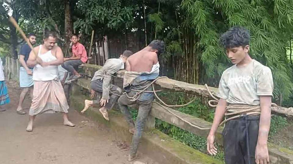 চোর সন্দেহে ‘মব’ সৃষ্টি করে তিন কিশোরকে পিটুনি, একজন নিহত