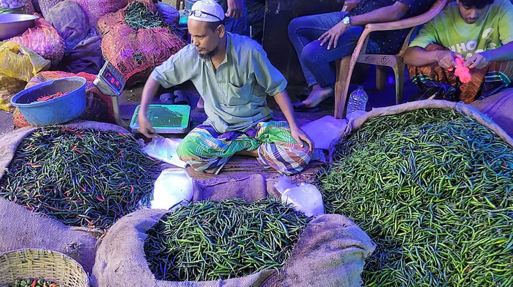 ৮০ টাকায় আমদানি করা কাঁচা মরিচ বাজারে ৩০০ টাকা কেজি