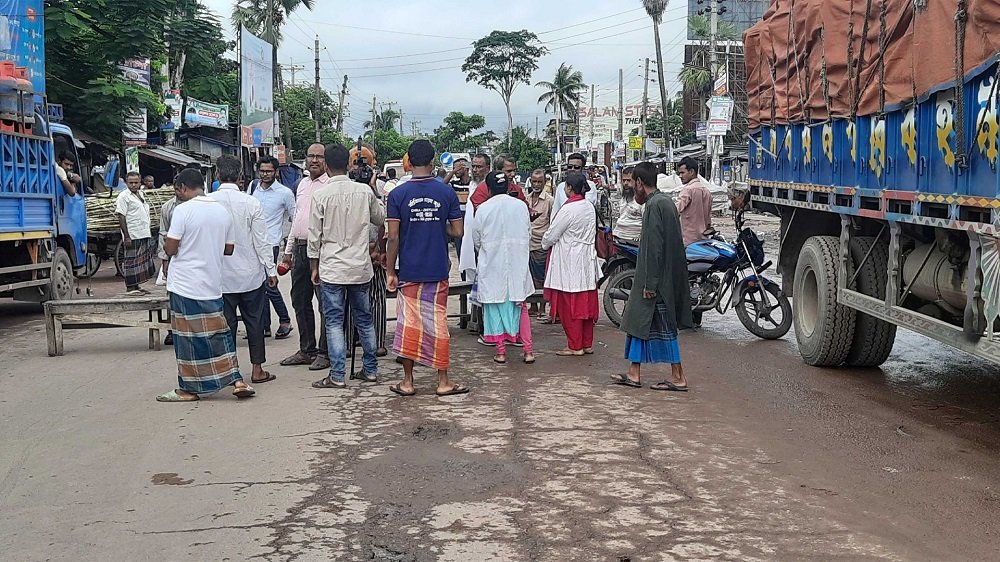 বাগেরহাটে ৪টি আসন বহাল রাখার দাবিতে হরতাল ও সড়ক অবরোধ