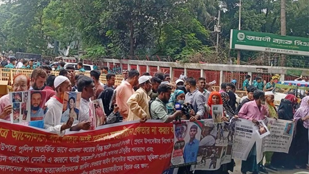 আইন উপদেষ্টা ও পুলিশের আইজিপির পদত্যাগ দাবি