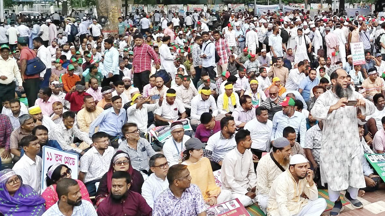 তিন দাবিতে প্রাথমিক শিক্ষকদের মহাসমাবেশ চলছে