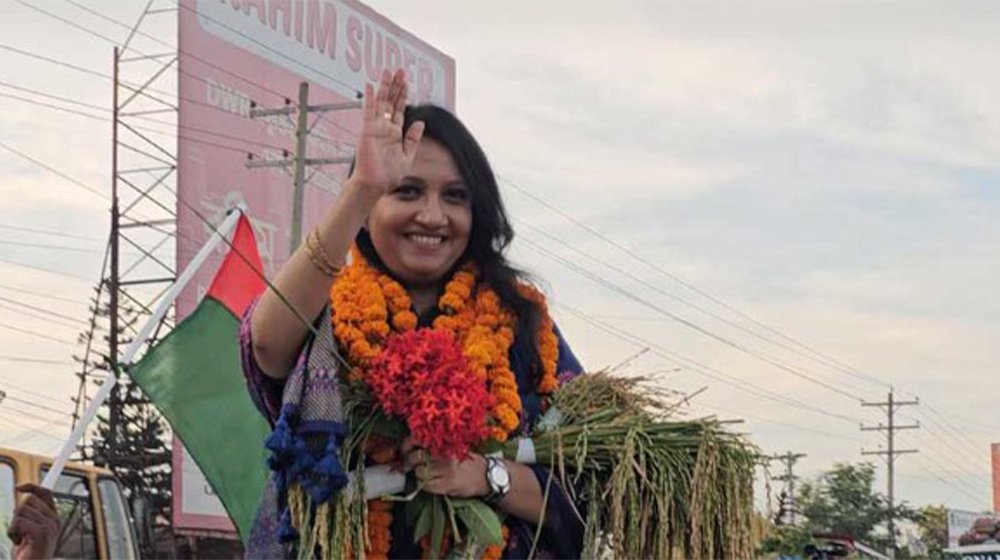 নাটোরে বোনের মনোনয়নে ভাইয়ের সমর্থকদের বিক্ষোভ