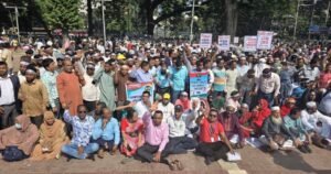 তিন দাবিতে শহীদ মিনারে প্রাথমিকের শিক্ষকরা