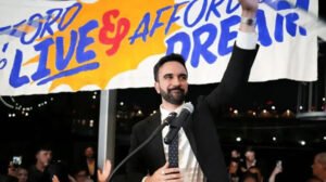 জোহরান মামদানির নিউইয়র্ক সিটি মেয়র নির্বাচনে ঐতিহাসিক জয় লাভ করেছেন। শহরের প্রথম মুসলিম মেয়র হিসেবে ইতিহাস সৃষ্টি করেন তিনি।  কিন্তু, জোহরান মামদানি নিউইয়র্ক সিটির মেয়র নির্বাচনে জয়লাভের পর, রিপাবলিকানরা বলেছেন যে তারা তাকে পদ গ্রহণ থেকে বিরত রাখার চেষ্টা করবেন। যুক্তরাষ্ট্রে শাটডাউন অবসানে দুই পক্ষের সমঝোতা, সিনেটে বিল পাস  ওয়াশিংটন ডিসির রিপাবলিকান সমালোচকরা বলেছিলেন, তারা তাকে দায়িত্ব গ্রহণ থেকে বাধা দেওয়ার চেষ্টা করবেন। মামদানির জয় হলে নিউইয়র্ক সিটিকে ফেডারেল তহবিল বন্ধ করার হুমকিও দিয়েছেন প্রেসিডেন্ট ডোনাল্ড ট্রাম্প।  এ ছাড়া মামদানির নাগরিকত্ব সম্পর্কে বিভ্রান্তিকর প্রশ্নকে গুরুত্ব দিয়েছেন।  আল জাজিরার একটি দীর্ঘ প্রতিবেদনে বলা হয়েছে, প্রেসিডেন্ট ডনাল্ড ট্রাম্প আগেই হুমকি দিয়েছিলেন মামদানি জিতলে নিউইয়র্ক সিটির ফেডারেল তহবিল বন্ধ করে দেবেন। উগান্ডায় জন্ম নেওয়া ৩৪ বছর বয়সী মামদানির নাগরিকত্ব নিয়ে বিভ্রান্তিকর প্রশ্নে সুর মিলিয়ে তাকে মিথ্যা ভাবে ‘কমিউনিস্ট’ বলে আখ্যা দেন।  কিছু রিপাবলিকান আইনপ্রণেতা মামদানির নাগরিকত্ব প্রক্রিয়ার তদন্তের দাবি জানিয়েছেন এবং তাকে মার্কিন নাগরিকত্ব থেকে বঞ্চিত করে দেশত্যাগের ব্যবস্থা করার আহ্বানও জানিয়েছেন।  তারা কোনো প্রমাণ ছাড়াই অভিযোগ করেছেন, তিনি কমিউনিস্ট ও ‘সন্ত্রাসী’ কর্মকাণ্ডকে সমর্থন করেছেন। তবে এর কোনো প্রমাণ নেই।  রিপাবলিকান পার্টির প্রতিনিধি এন্ডি ওগলস ২৯ অক্টোবরের একটি সংবাদ বিজ্ঞপ্তিতে বলেন, যদি মামদানির নাগরিকত্ব সংক্রান্ত কাগজপত্রে মিথ্যা তথ্য দেওয়া হয়ে থাকে, তবে তিনি নাগরিক হতে পারেন না। অবশ্যই তিনি নিউইয়র্ক সিটির মেয়রের জন্য প্রতিদ্বন্দ্বিতা করতে পারবেন না।  তিনি বলেন, একটি মহান আমেরিকান শহর এমন একজন কমিউনিস্টের হাতে পরিচালিত হতে চলেছে, যিনি প্রকাশ্যে সন্ত্রাসী মতাদর্শকে সমর্থন করেছেন। তিনি মার্কিন অ্যাটর্নি জেনারেল পাম বন্ডিকে মামদানির বিষয়টি তদন্ত করার জন্য অনুরোধ করেছিলেন।  তিনি আরো বলেন, আমেরিকার নাগরিকত্ব সিস্টেমে কমিউনিজম বা সন্ত্রাসী কর্মকাণ্ডের সঙ্গে কোনো সম্পর্ক থাকলে তা অবশ্যই প্রকাশ করতে হয়। আমি সন্দেহ করছি, তিনি তা প্রকাশ করেননি। যদি এটি নিশ্চিত হয়, তবে তাকে প্রথম ফ্লাইটে উগান্ডায় ফিরিয়ে পাঠানো হোক।  ফ্লোরিডার রিপাবলিকান প্রতিনিধি র‍্যান্ডি ফাইন ২৭ অক্টোবর নিউজম্যাক্সে বলেন, ‘বর্বররা এখন আর দরজার বাইরে নেই, তারা ভেতরে। আর মামদানি, যিনি মাত্র আট বছর আগে এখানে এসেছেন, তার এক নিখুঁত উদাহরণ। তিনি এখানে নাগরিকত্ব লাভ করেছেন। দেখুন, আমি যা পড়েছি তা থেকে স্পষ্ট যে, তিনি নাগরিকত্ব পাওয়ার যোগ্যতা পূরণ করেননি।’  মামদানি ১৯৯৮ সালে সাত বছর বয়সে উগান্ডা থেকে যুক্তরাষ্ট্রে আসে এবং ২০১৮ সালে নাগরিকত্ব পান। মার্কিন আইন অনুযায়ী, প্রাপ্তবয়স্করা সাধারণত নাগরিক হওয়ার জন্য দেশে পাঁচ বছর স্থায়ীভাবে বসবাস করতে হয়। নাগরিকত্ব বাতিল করা শুধুমাত্র আদালতের আদেশে সম্ভব এবং ইতিহাসে এটি খুবই বিরল।  ইমিগ্রেশন বিশেষজ্ঞ জেরেমি ম্যাককিনি বলেন, নাগরিকত্ব বাতিল একটি বিরল প্রক্রিয়া, যার জন্য সরকারের ‘পরিষ্কার, অখণ্ড ও বিশ্বাসযোগ্য’ প্রমাণ থাকা প্রয়োজন। তাদের দেখাতে হবে যে, আবেদনপত্রে এমন কোনো মিথ্যা ছিল যা নাগরিকত্বের ফলাফল বদলে দিতে পারে। মামদানির ক্ষেত্রে এই ধরনের কোনো প্রমাণ নেই।  মামদানির নাগরিকত্ব নিয়ে প্রশ্ন উঠতে শুরু করে গ্রীষ্মে, যখন তিনি ডেমোক্র্যাটিক মেয়র প্রার্থী হন। জুনে রিপাবলিকান প্রতিনিধি ওগলস এক চিঠিতে বিচার বিভাগকে অনুরোধ করেন মামদানির নাগরিকত্ব বাতিলের প্রক্রিয়া শুরু করতে।  তারা অভিযোগ করেন, তিনি ‘সন্ত্রাসবাদের সমর্থন লুকিয়ে নাগরিকত্ব পেয়েছেন’।  তারা উল্লেখ করেন মামদানির ২০১৭ সালের এক র‍্যাপ গান, যেখানে তিনি ‘হলি ল্যান্ড ফাইভ’-এর সমর্থনে গান লিখেছিলেন। এই পাঁচজন মুসলিমকে ‘হলি ল্যান্ড ফাউন্ডেশন’ নামে একটি দাতব্য সংস্থা পরিচালনার জন্য ২০০৮ সালে হামাসকে আর্থিক সহায়তার অভিযোগে দণ্ডিত করা হয়। অনেক আইনজীবী মনে করেন, এই মামলার প্রমাণ শঙ্কাসাপেক্ষ।  ওগলস ও ফাইন আরো অভিযোগ করেন, মামদানি তার ডেমোক্র্যাটিক সোশ্যালিস্টস অফ আমেরিকা (ডিএসএ) সদস্যপদ নাগরিকত্ব আবেদনপত্রে উল্লেখ করেননি। তবে বিশেষজ্ঞরা বলেন, ডিএসএ কমিউনিস্ট পার্টি নয়। এমোরি বিশ্ববিদ্যালয়ের অধ্যাপক হার্ভি ক্লেয়ার বলেন, ডেমোক্র্যাটিক সমাজতন্ত্রীরা প্রতিনিধিত্বমূলক গণতন্ত্রকে সমর্থন করেন, যা কমিউনিজমের বিপরীত। ইমিগ্রেশন আইনজীবী ম্যাককিনি বলেন, ডিএসএ সদস্যপদ কোনো নাগরিকত্ব বাধা নয়। এ ছাড়া, বৈধ রাজনৈতিক সংগঠন উল্লেখ না করাও প্রতারণা নয়, যদি তা আবেদন বাতিলের কারণ না হয়।