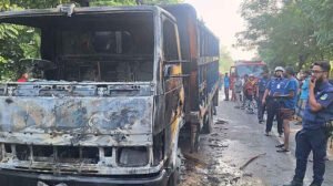 পদ্মা সেতুর সামনে এক্সপ্রেসওয়ে অবরোধ, ট্রাকে আগুন ও বাস ভাঙচুর