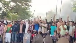 আ.লীগের মহাসড়কে অস্ত্রের মহড়া, অবরোধে যান চলাচল বন্ধ