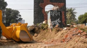 লকডাউন কর্মসূচির প্রতিবাদে ‘এক তর্জনী’ স্তম্ভ গুঁড়িয়ে দিল বিক্ষুব্ধ জনতা