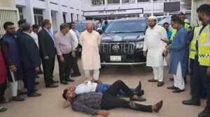 ভোলায় অবরুদ্ধ ৩ উপদেষ্টা