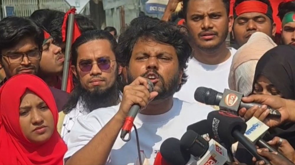 নির্বাচনী প্রচারণায় হাদির গায়ে ছুড়ে মারল ময়লা পানি