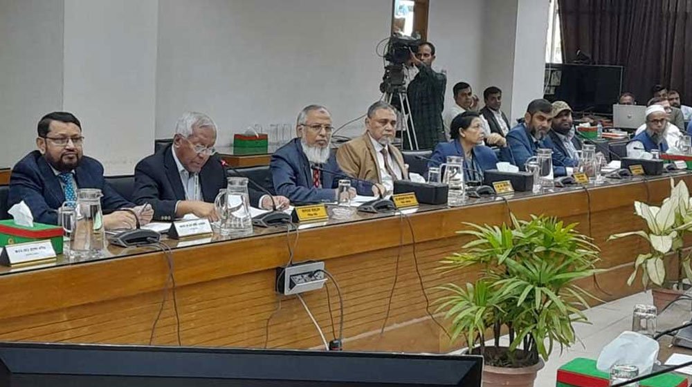 ‘নতজানু হবেন না, নিরপেক্ষ ভূমিকা নিন’