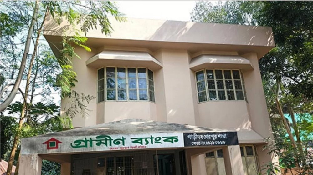 বগুড়ায় গ্রামীণ ব্যাংকে পেট্রল ছুড়ে অগ্নিসংযোগ