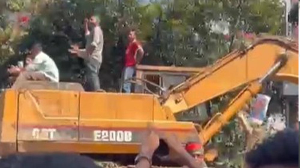 ধানমন্ডি বত্রিশে বুলডোজার ঢুকতে দিচ্ছে না পুলিশ