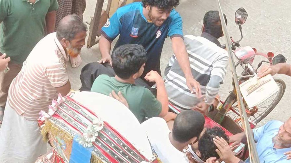 ঢাবির দুই হলের শিক্ষার্থীরা আতঙ্কিত হয়ে নিচে লাফ, আহত ৩