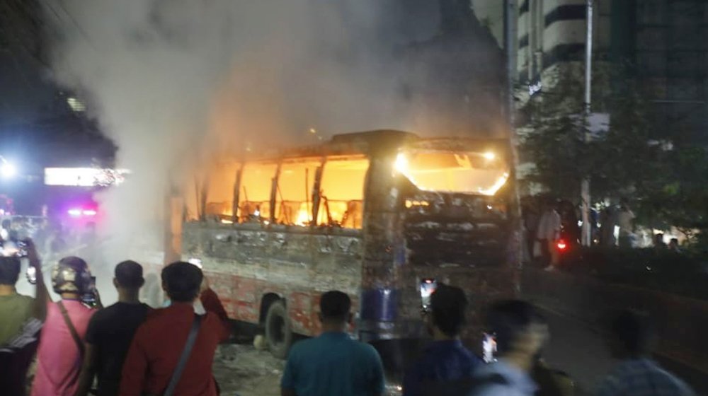 রাজধানীর মহাখালীতে চলন্ত বাসে আগুন