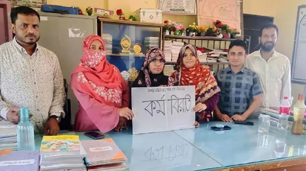 প্রাথমিক শিক্ষকদের লাগাতার কর্মবিরতি শুরু