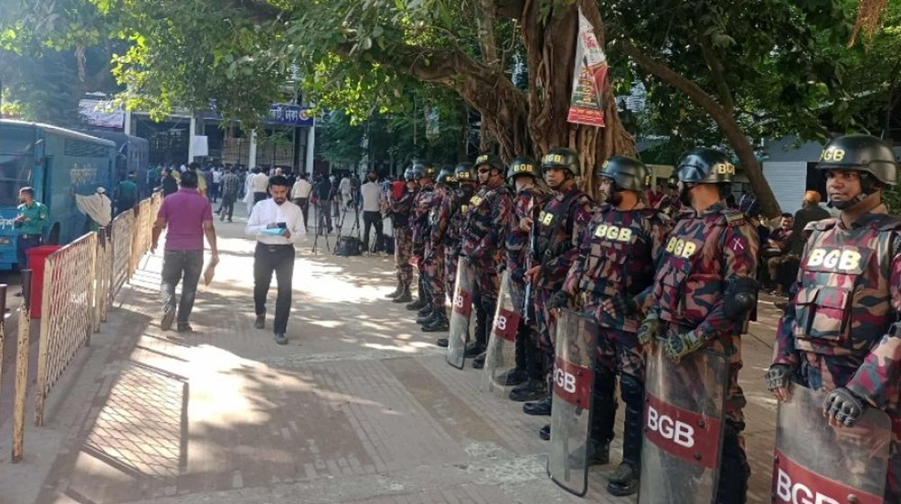 হাসিনা পরিবারের মামলার রায় ঘিরে আদালত চত্বরে নিরাপত্তা জোরদার