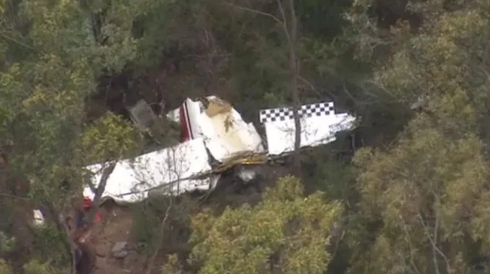 অস্ট্রেলিয়ার সিডনির কাছে আকাশে দুটি হালকা বিমানের মধ্যে সংঘর্ষ হয়েছে। এতে একটি বিমান বিধ্বস্ত হয়ে একজন পাইলট মারা গেছেন। পাকিস্তানসহ তিন দেশে দূতাবাস বন্ধ করছে ফিনল্যান্ড  এএফপির প্রতিবেদন অনযায়ী, রোববার (৩০ নভেম্বর) সকালে ঘটা ওই দুর্ঘটনার কারণ এখনও জানা যায়নি।  নিউ সাউথ ওয়েলস রাজ্য পুলিশ জানিয়েছে, উদ্ধারকারীরা সিডনির দক্ষিণ-পশ্চিমের ওয়েডারবার্নে বিমানবন্দরের কাছে ঝোপঝাড়ের মধ্যে বিধ্বস্ত বিমানটির পাইলটের মরদেহ খুঁজে পান। পুলিশ বলেছে, তাদের জানানো হয়েছিল যে দুটি ছোট বিমান মাঝ আকাশে ধাক্কা খায়। এরপর একটি বিমান কাছেই ঝোপঝাড়ে বিধ্বস্ত হয়।  দ্য ক্যানবেরা টাইমস এক প্রতিবেদনে জানিয়েছে, এই ঘটনায় তাৎক্ষণিক একটি তদন্ত টিম গঠন করা হয়েছে। অস্ট্রেলিয়ান ট্রান্সপোর্ট সেফটি ব্যুরোর (এটিএসবি) তদন্তকারীরা দুর্ঘটনাস্থল থেকে প্রমাণ সংগ্রহ করবেন এবং সংঘর্ষের কারণ অনুসন্ধান করবেন।  তদন্তকারী দলটি দুর্ঘটনাস্থলের মানচিত্র তৈরি করবেন, বিমানটির ধ্বংসাবশেষ ও ক্ষতি পরীক্ষা করবেন। তারা প্রয়োজনীয় অংশগুলো সংগ্রহ করে আরও বিশদ বিশ্লেষণ করবেন। তবে অস্ট্রেলিয়ান এসোসিয়েট প্রেস জানিয়েছে, দুর্ঘটনাস্থলেই একজন পাইলটের মরদেহ পাওয়া গেছে। এই ঘটনায় অন্য বিমানটি নিরাপদে অবতরণ করতে পারে। ওই বিমানের পাইলটের কোনো ক্ষতিও হয়নি।  রোববার (৩০ নভেম্বর) এক বিবৃতিতে ব্যুরো এটিএসবি জানায়, সংঘর্ষে জড়িত বিমানগুলোর একটি নিরাপদে অবতরণ করেছিল। কিন্তু অন্যটি ভূমিতে আছড়ে পড়ে এবং তার পাইলট নিহত হন। বিস্তারিত খোঁজ করার জন্য দুর্ঘটনার এলাকা জনসাধারণকে এড়িয়ে যেতে অনুরোধ করেছে এটিএসবি।