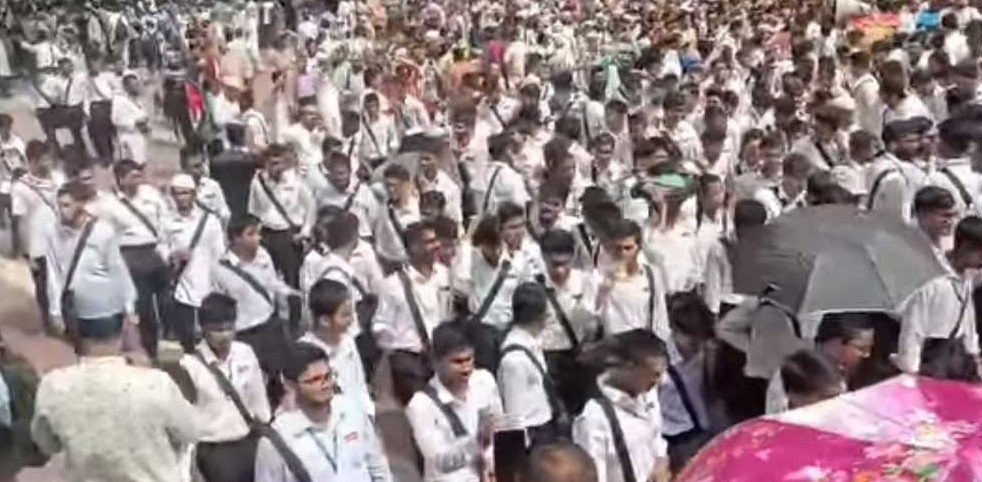 সায়েন্স ল্যাব অবরোধে ঢাকা কলেজের উচ্চ মাধ্যমিক শিক্ষার্থীরা