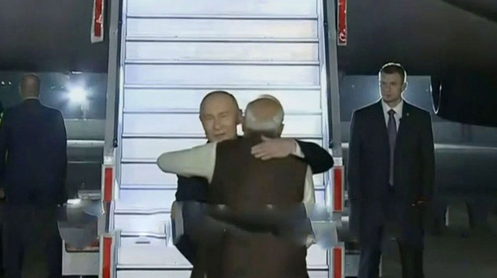 ভারতে পৌঁছেছেন পুতিন, বিমানবন্দরে স্বাগত জানালেন মোদি