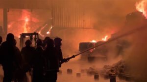 নরসিংদীতে স্পিনিং মিলের তুলার গোডাউনে ভয়াবহ আগুন