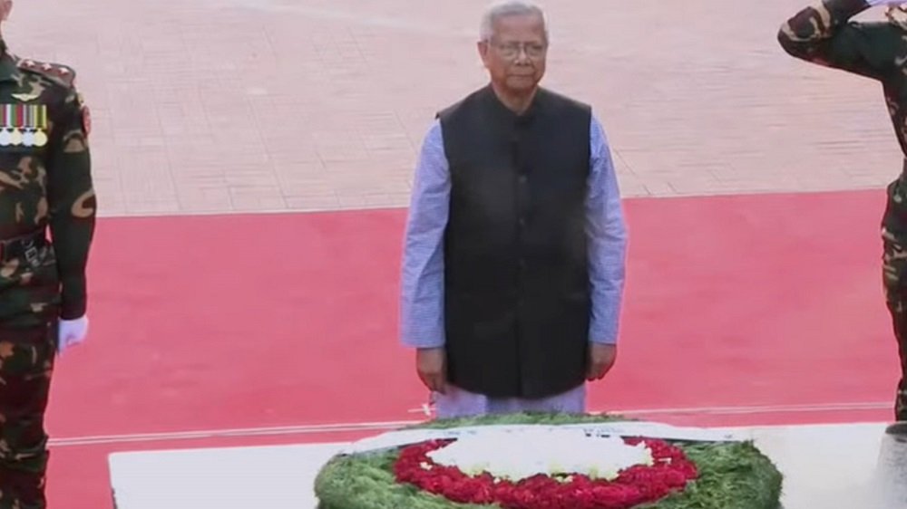 শহীদ বুদ্ধিজীবী স্মৃতিসৌধে প্রধান উপদেষ্টার শ্রদ্ধা