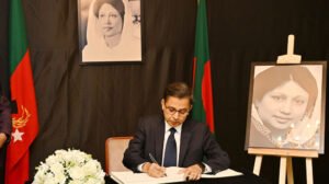 শোক বইয়ে স্বাক্ষর করছেন বিভিন্ন দেশের প্রতিনিধিরা