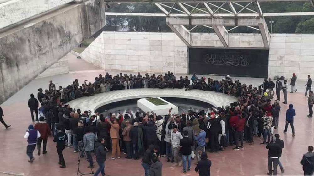 জিয়াউর রহমানের সমাধিস্থল পরিদর্শন করেন স্বরাষ্ট্র উপদেষ্টা