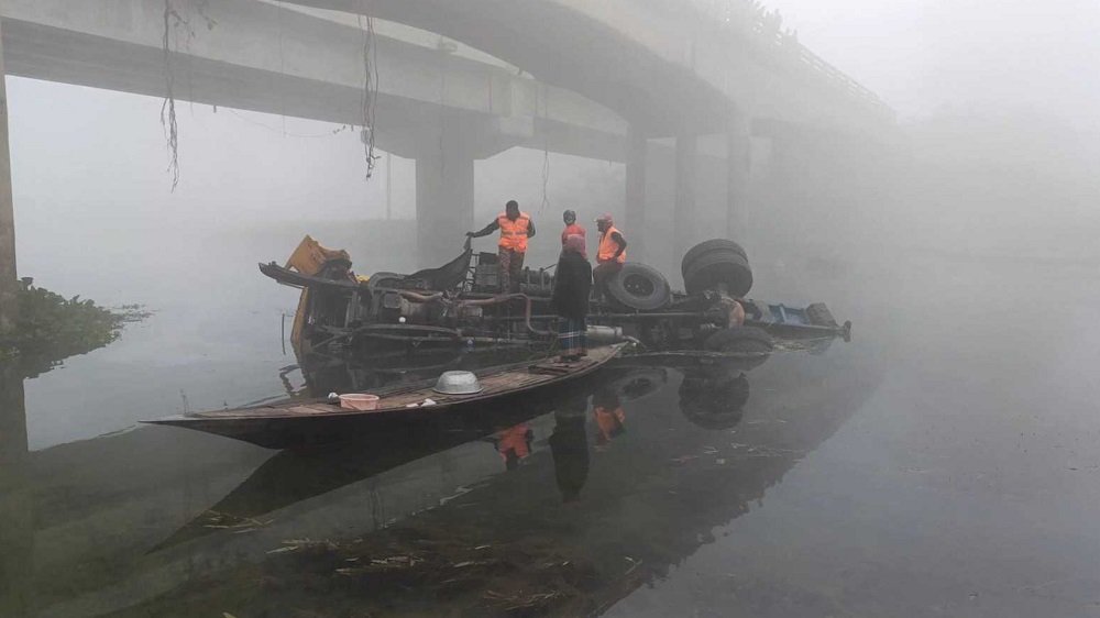 ব্রিজের রেলিং ভেঙে ট্রাক নদীতে, নিহত ২