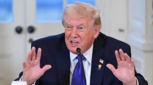 ইরানে বিক্ষোভ দমন ঘিরে সামরিক হামলার বিকল্প ভাবছেন ট্রাম্প